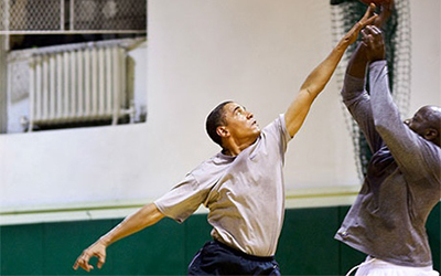 Barack Obama kosarazás közben